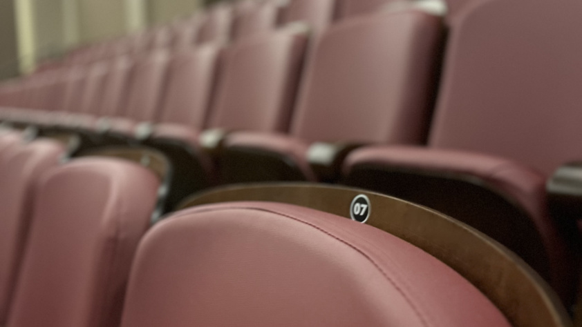 Teatro Carlos Gomes renova as poltronas do mezanino do auditório Heinz Geyer