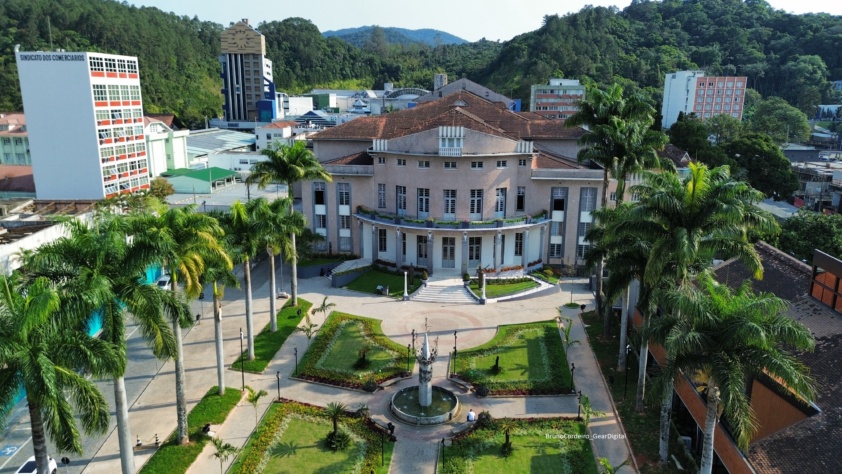 Praça do Teatro Carlos Gomes oferece internet gratuita em parceria com a Unifique